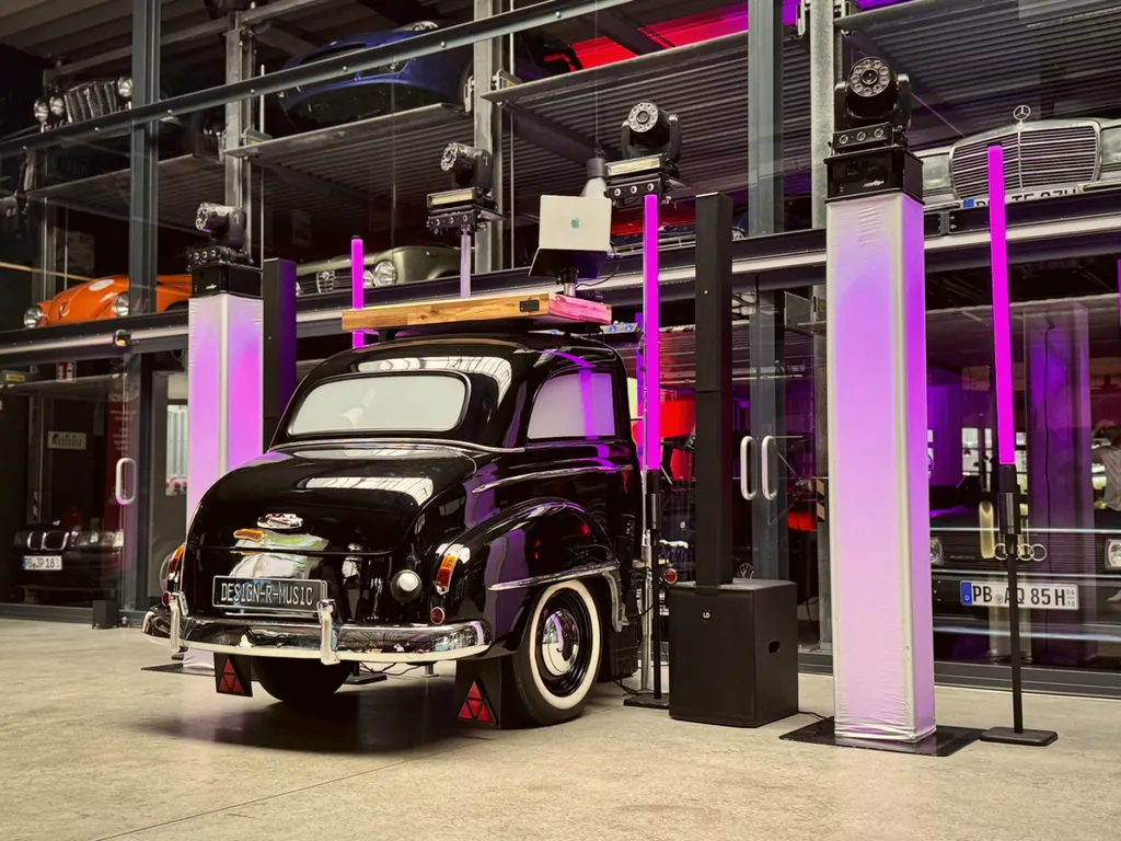 Restaurierter Oldtimer als DJ-Pult mit Line-Array-Säulen und Stage-Light
