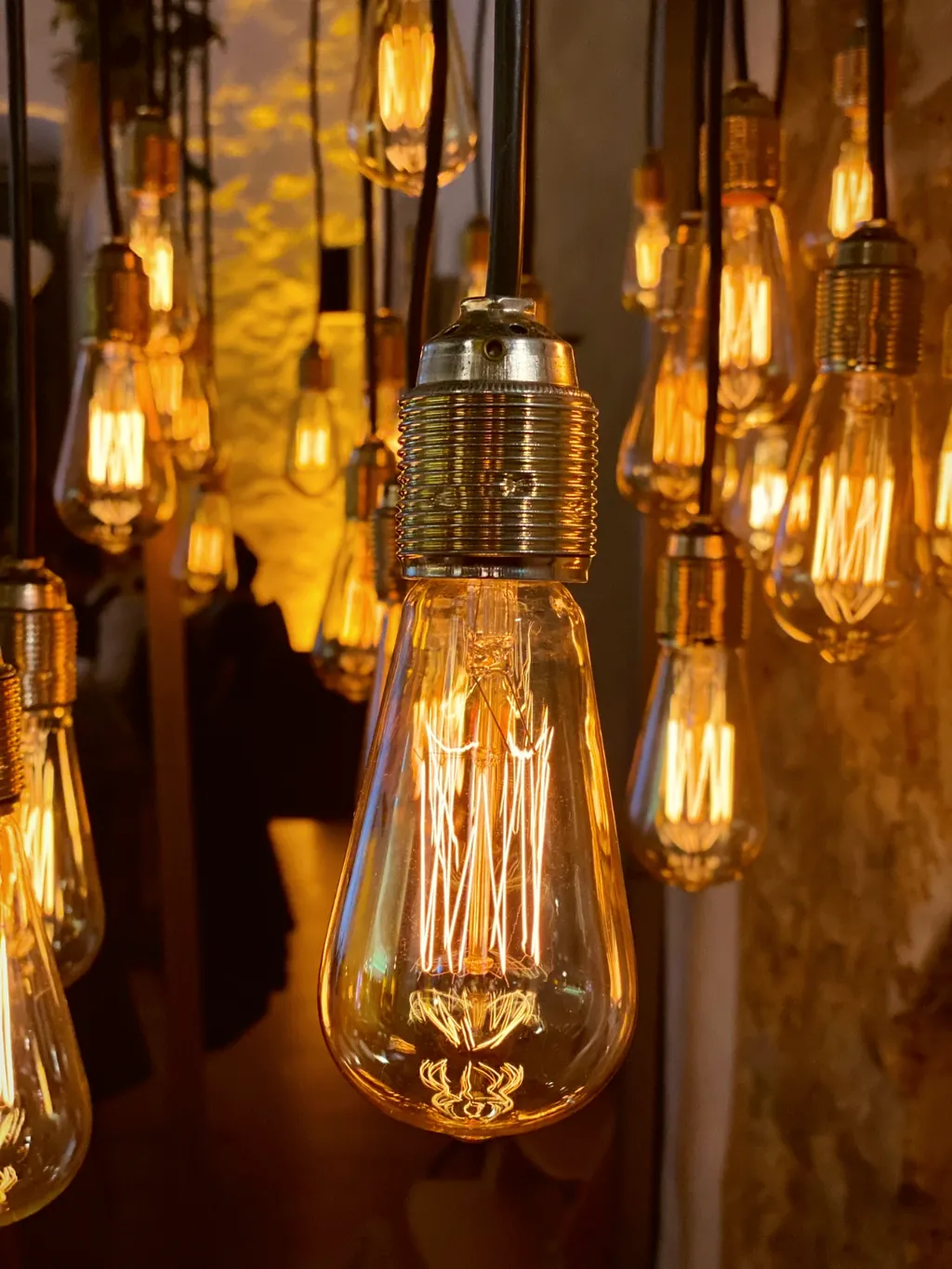 Edison-Glühbirnen-Lichterhimmel über einer Hochzeitstafel Edison-Glühbirnen-Lichterhimmel über einer Hochzeitstafel