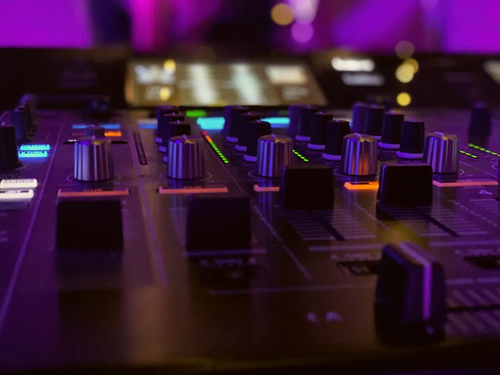 DJ-Mixer mit violett leuchtenden Pads im Detail
