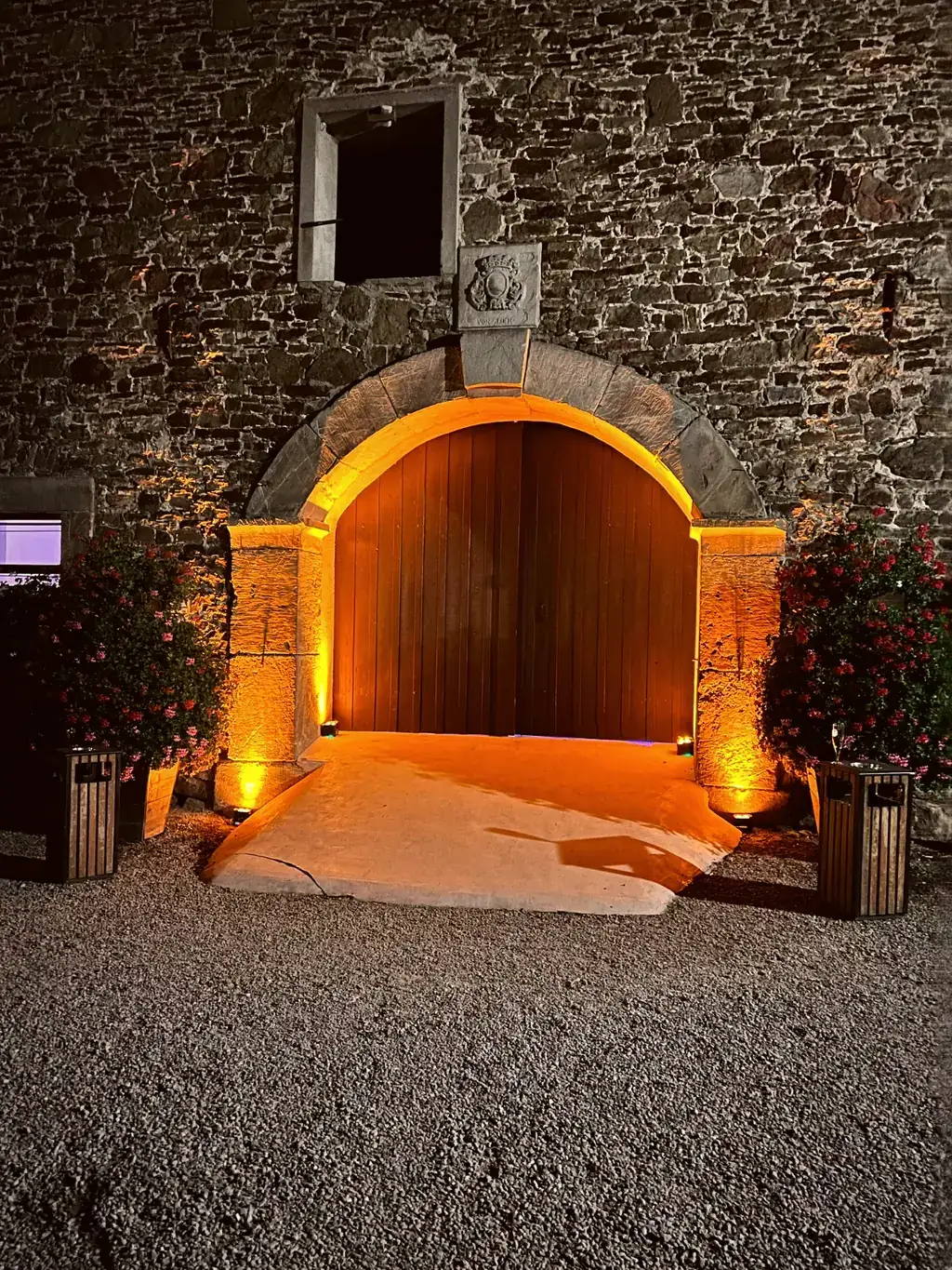 Angestrahlter Steinbogen vor Schloss bei Nacht Angestrahlter Steinbogen vor Schloss bei Nacht
