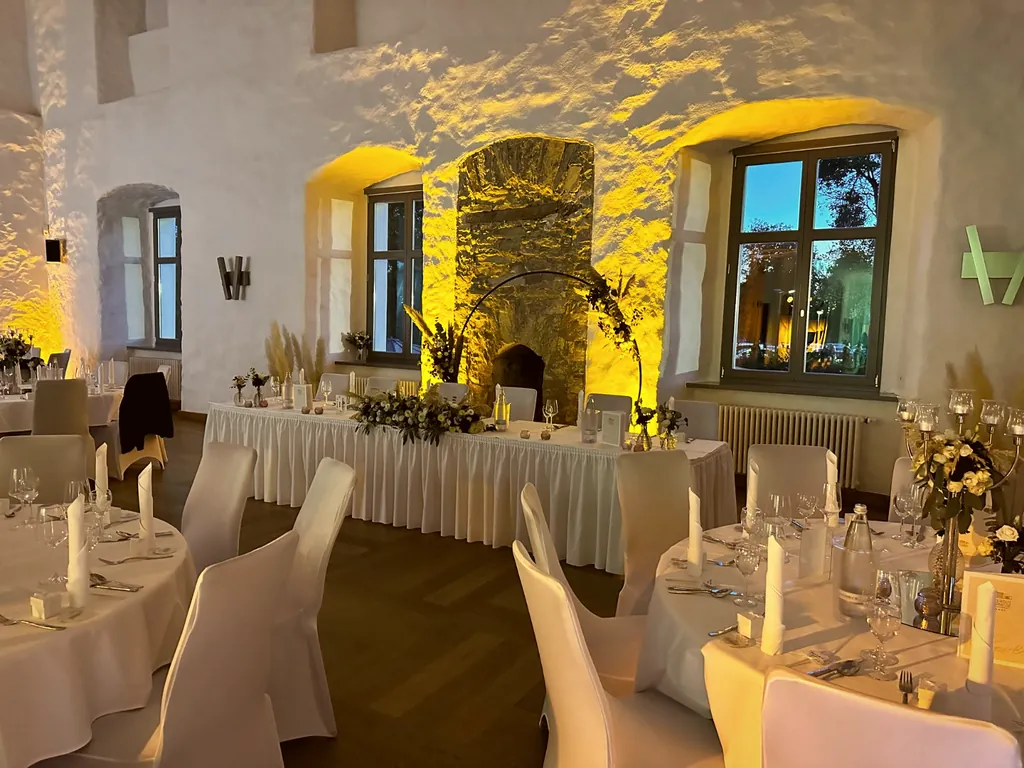 Hochzeitssaal in warmem Bernsteinlicht Hochzeitssaal in warmem Bernsteinlicht
