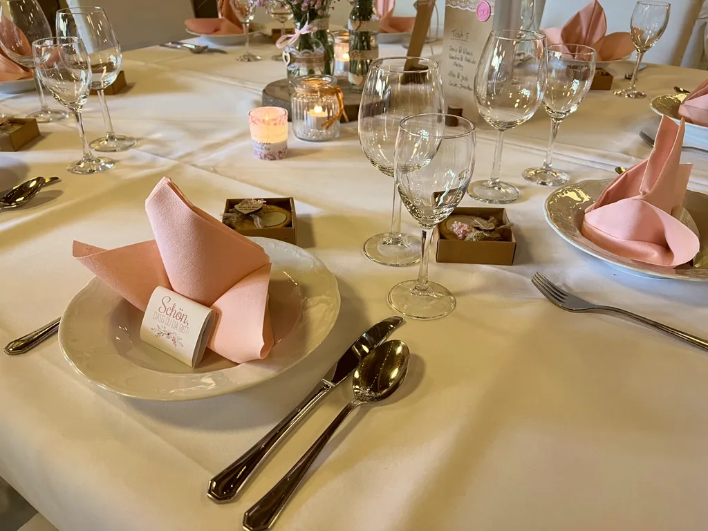 Festlich gedeckter Hochzeitstisch mit rosa Blumendekoration