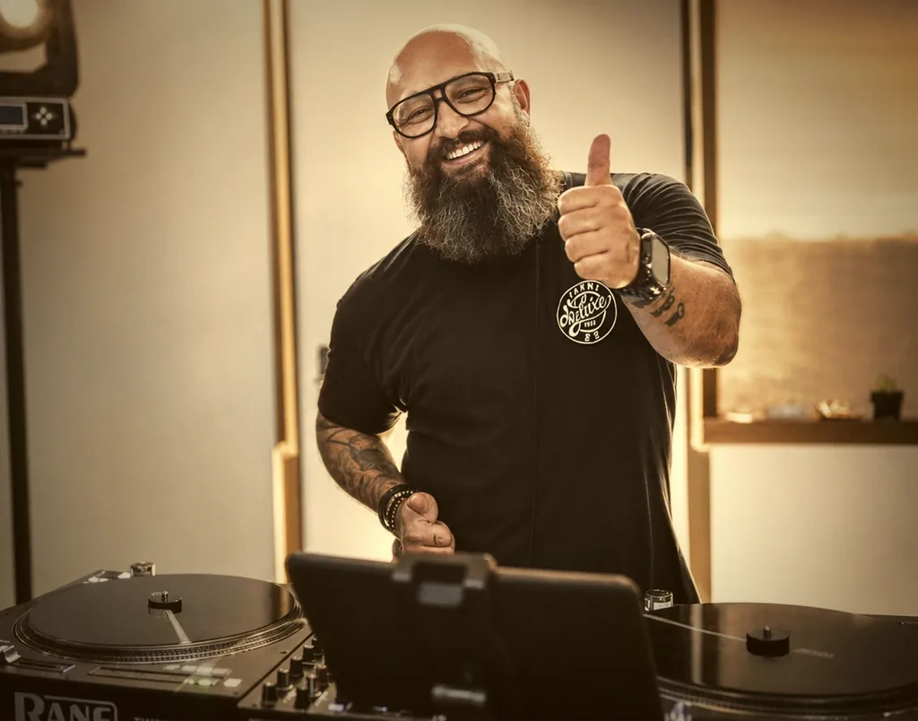 DJ Janni de Luxe an Vinyl-Turntables DJ Janni de Luxe an Vinyl-Turntables