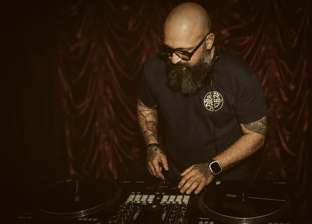 DJ Janni de Luxe vor Samtvorhang DJ Janni de Luxe vor Samtvorhang