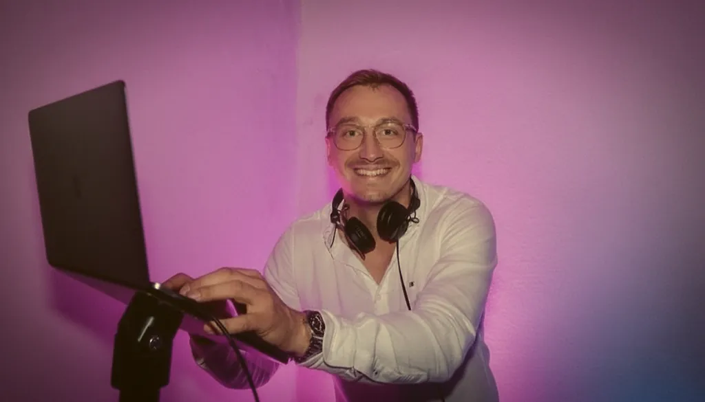 DJ Lars beim Mixen in purpurnem Licht DJ Lars beim Mixen in purpurnem Licht
