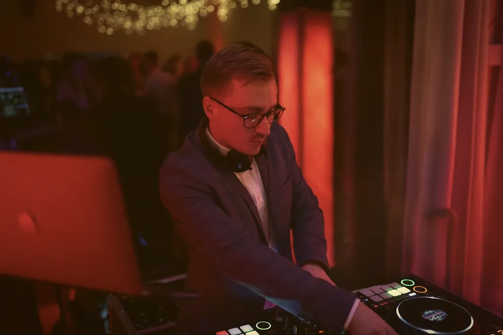 DJ Lars Krukenbaum in Rot-Blau am Pult DJ Lars Krukenbaum in Rot-Blau am Pult