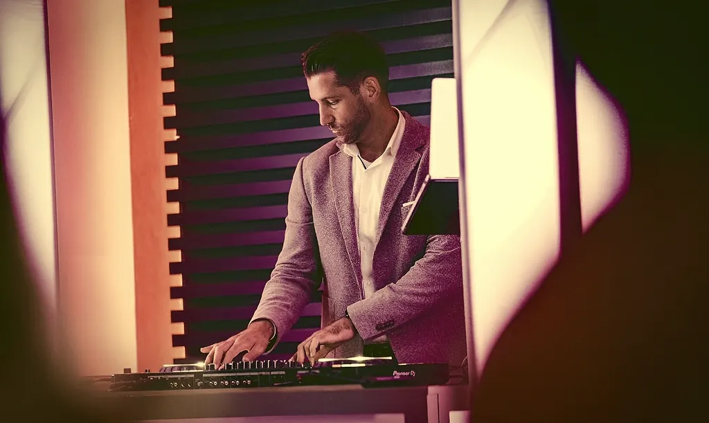 DJ Marcel Wagner im grauen Blazer DJ Marcel Wagner im grauen Blazer