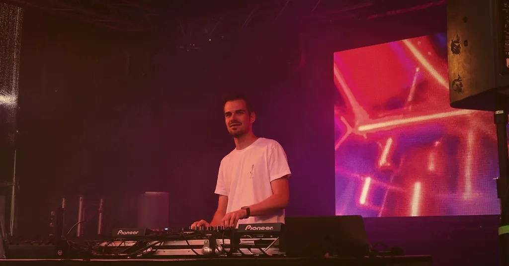 DJ Max Didczilatis vor pinker LED-Wall DJ Max Didczilatis vor pinker LED-Wall