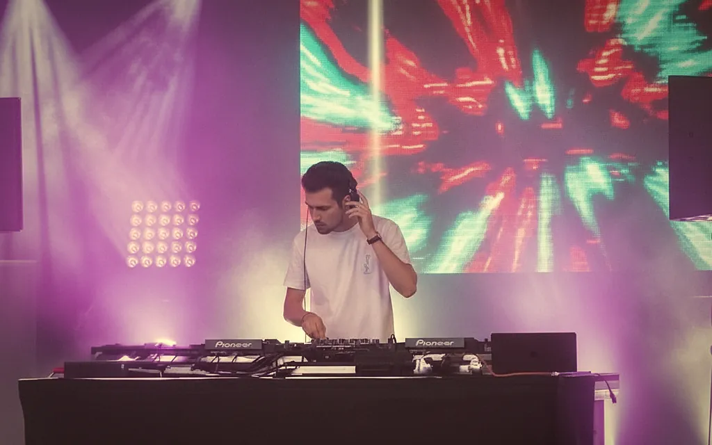 DJ Max Didczilatis am Pult mit Visualizer DJ Max Didczilatis am Pult mit Visualizer