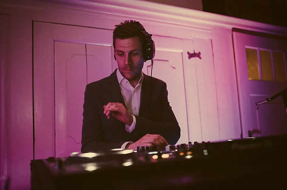 DJ René Büker an Pioneer-Pult DJ René Büker an Pioneer-Pult