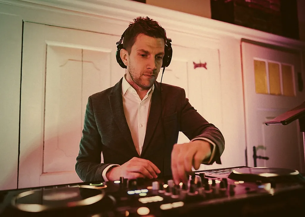 DJ René Büker, mit Brautpaar nach dem Hochzeitstanz DJ René Büker, mit Brautpaar nach dem Hochzeitstanz
