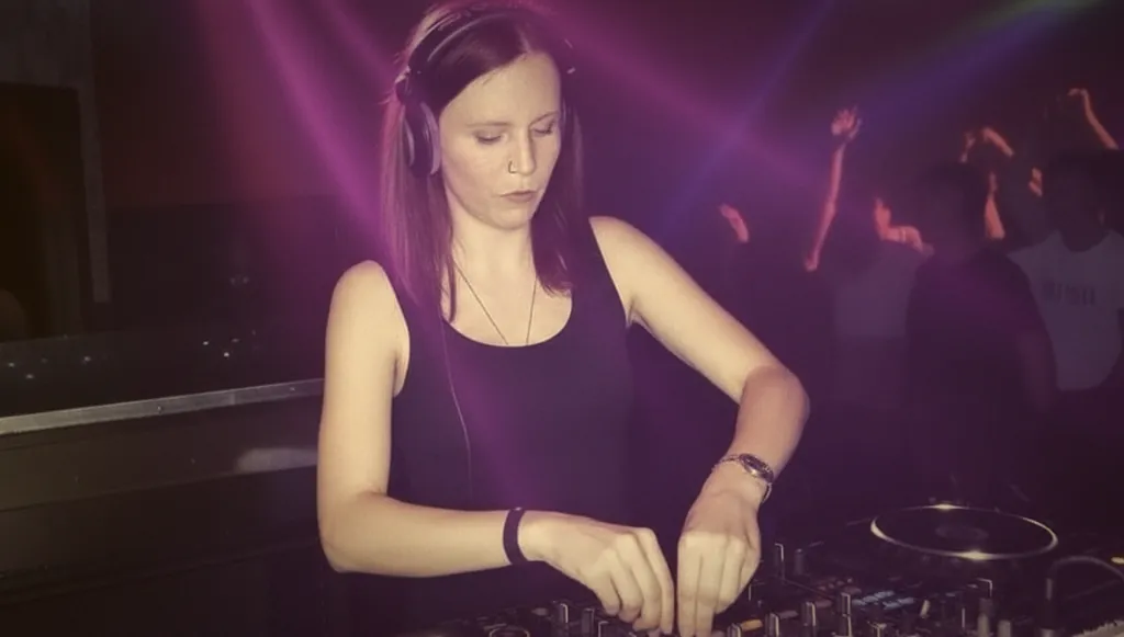 DJ Sabrina Blömer konzentriert am Pult DJ Sabrina Blömer konzentriert am Pult