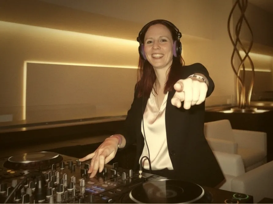 DJ Sabrina Blömer im weißen Blazer DJ Sabrina Blömer im weißen Blazer