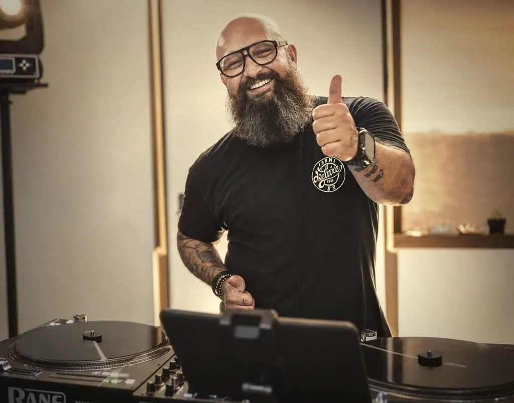 DJ Janni de Luxe gibt Daumen hoch hinter Rane-Pult, freundliche Stimmung DJ Janni de Luxe gibt Daumen hoch hinter Rane-Pult, freundliche Stimmung