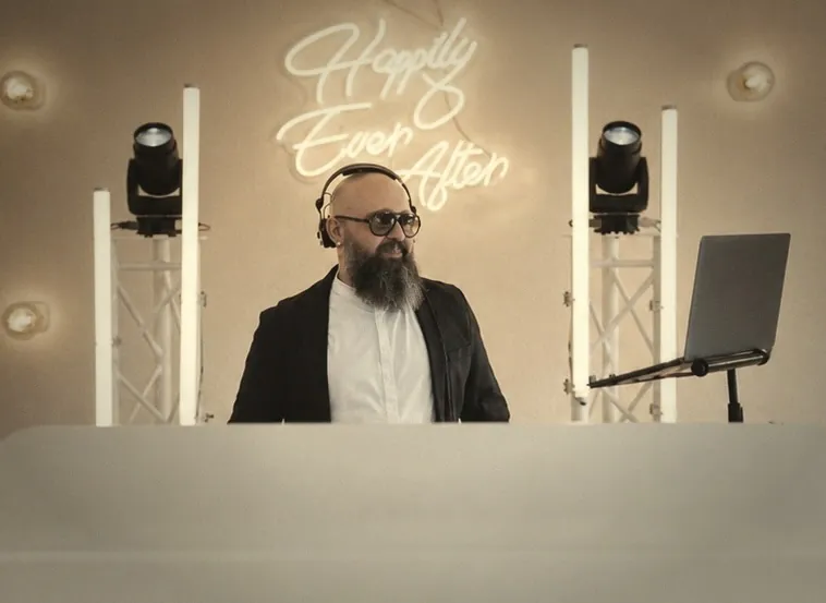 DJ Janni de Luxe bei Hochzeit unter dem „Happily Ever After“-Neonschriftzug DJ Janni de Luxe bei Hochzeit unter dem „Happily Ever After“-Neonschriftzug