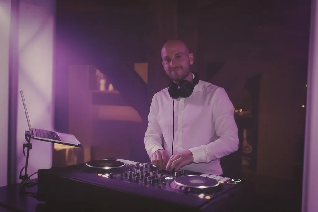 Edi Eichholz am DJ-Pult mit Notenständer und Setlist, Purple-Wash Edi Eichholz am DJ-Pult mit Notenständer und Setlist, Purple-Wash