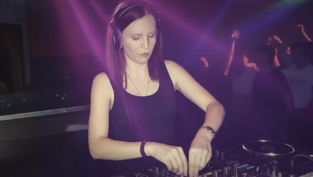 Sabrina Blömer fokussiert am Mixer mit Lichtstrahlen, Editorial-Moment