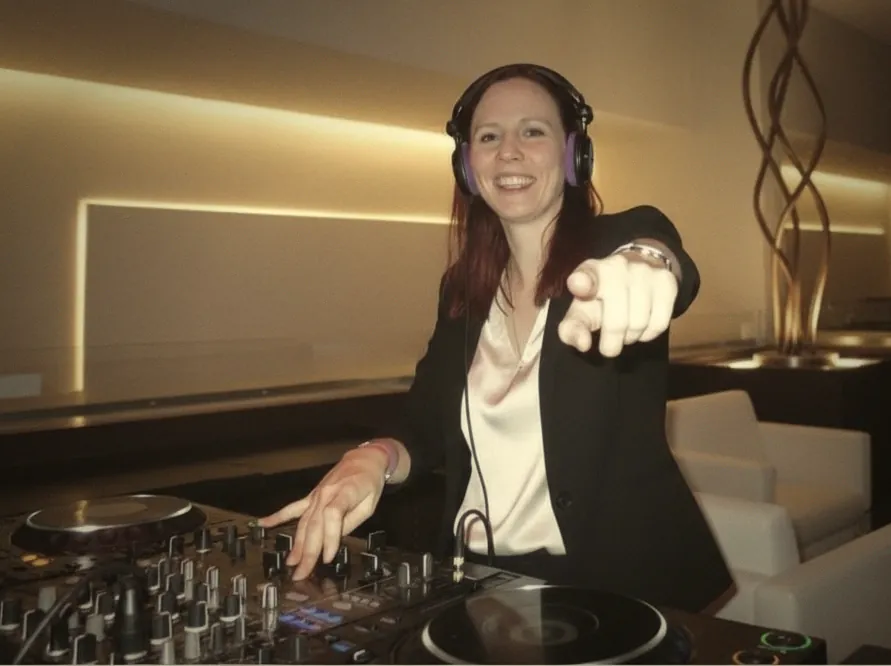 Sabrina Blömer im Blazer und Cream-Top in einer eleganten Lounge, Corporate-Vibe