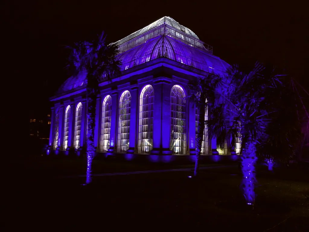 Architekturbeleuchtung im warmen Goldlicht als Hochzeits-Lichtdesign