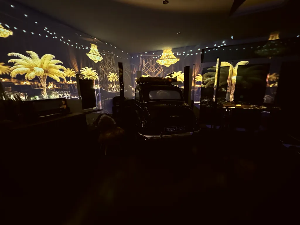 Projection Mapping mit Design-R-Music-Logo auf Hallenwand bei Live-Event