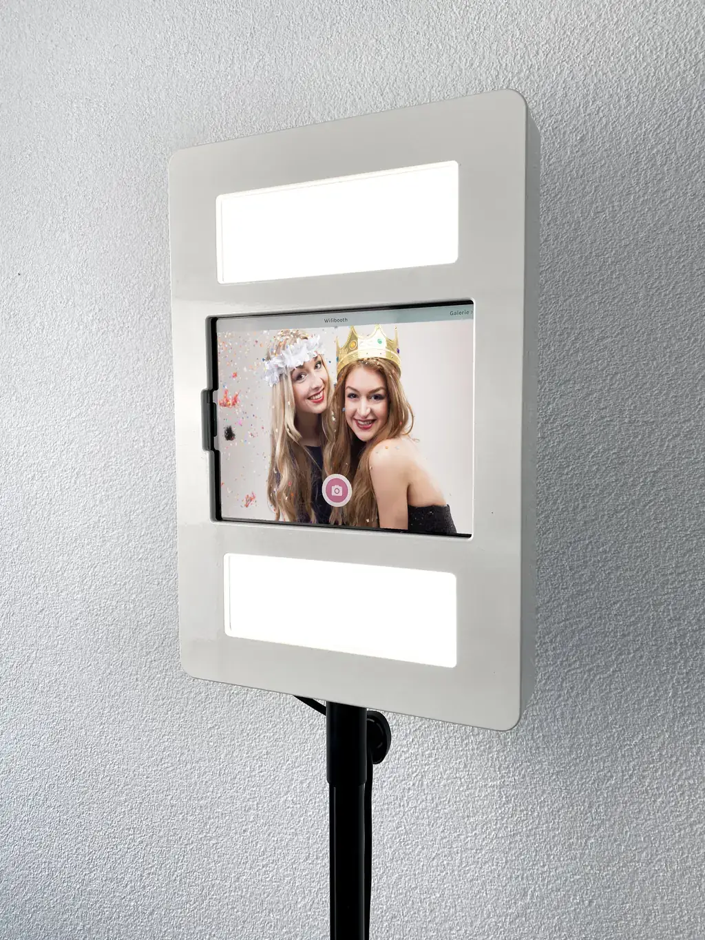 Design-R-Music Foto- und Videobox in Weiß mit zwei LED-Leuchtfeldern und Touchscreen-Vorschau, mobile Fotobox zur Vermietung in OWL