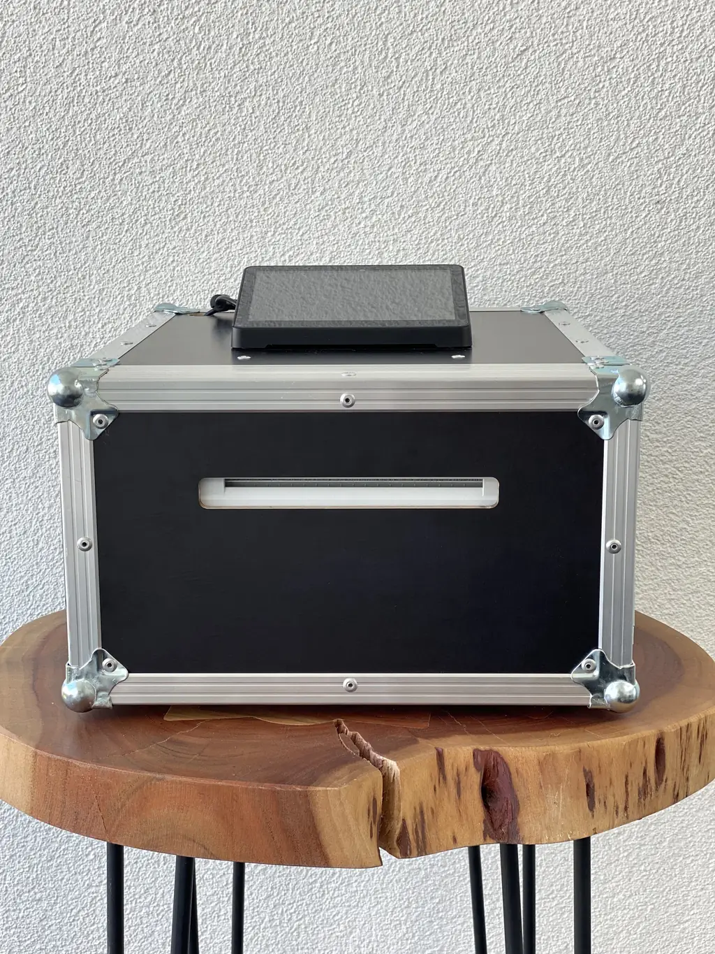 Profi-Sofortdrucker im Flightcase auf einem Naturholz-Tisch, Fotobox-Drucker für bis zu 400 Ausdrucke im Format 10×15 cm