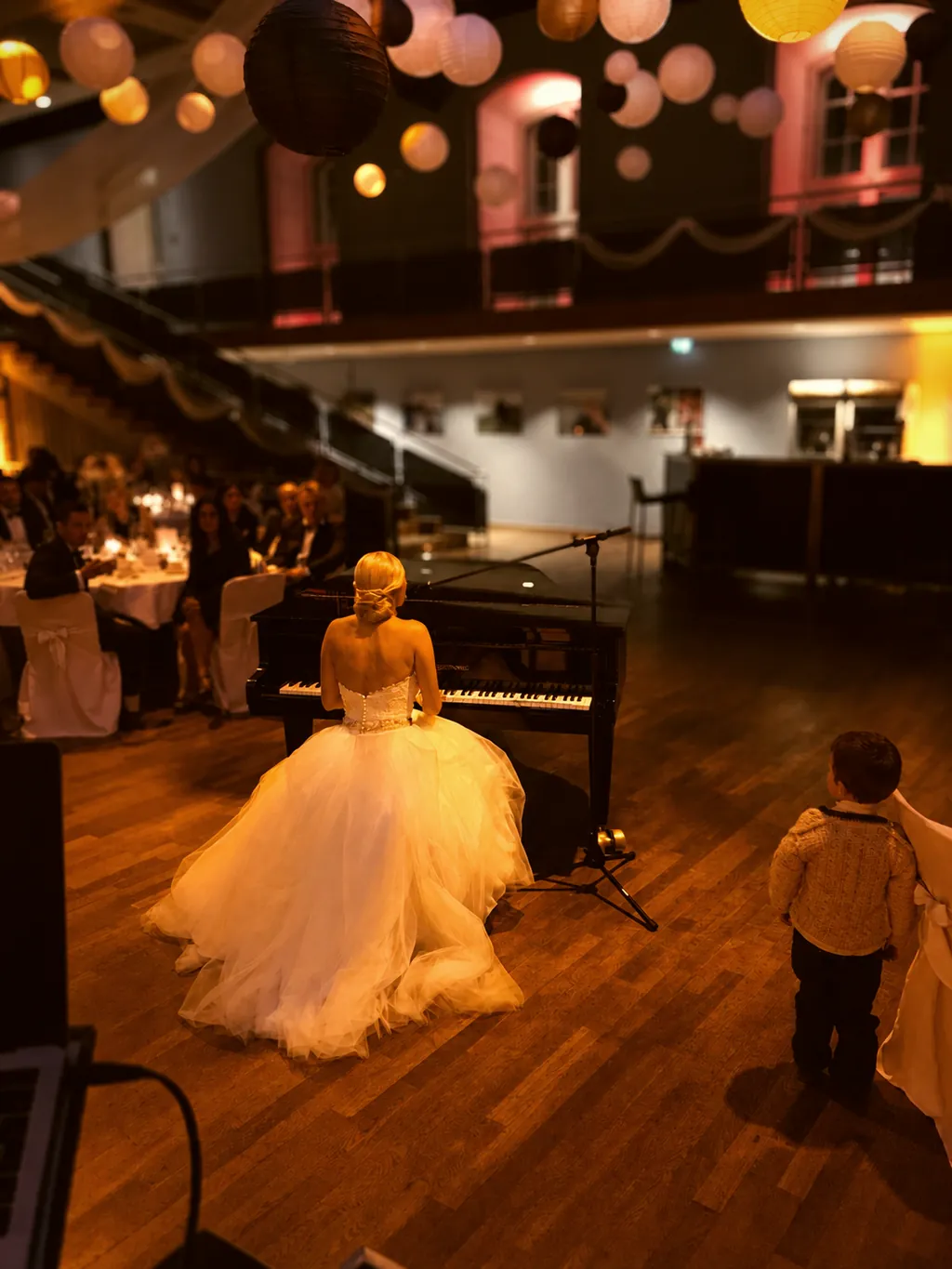 Braut spielt Klavier für ihren Bräutigam, Stadthalle Detmold Braut spielt Klavier für ihren Bräutigam, Stadthalle Detmold