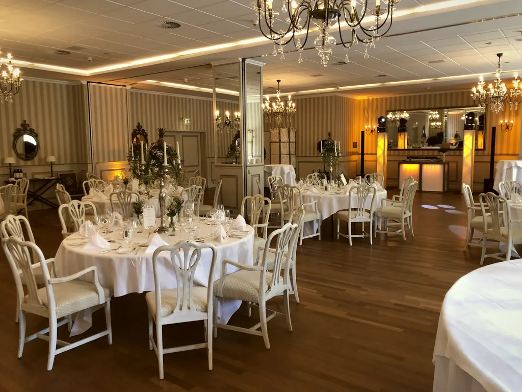 Festlich eingedeckter Saal im Schloss Münchhausen in Aerzen Festlich eingedeckter Saal im Schloss Münchhausen in Aerzen
