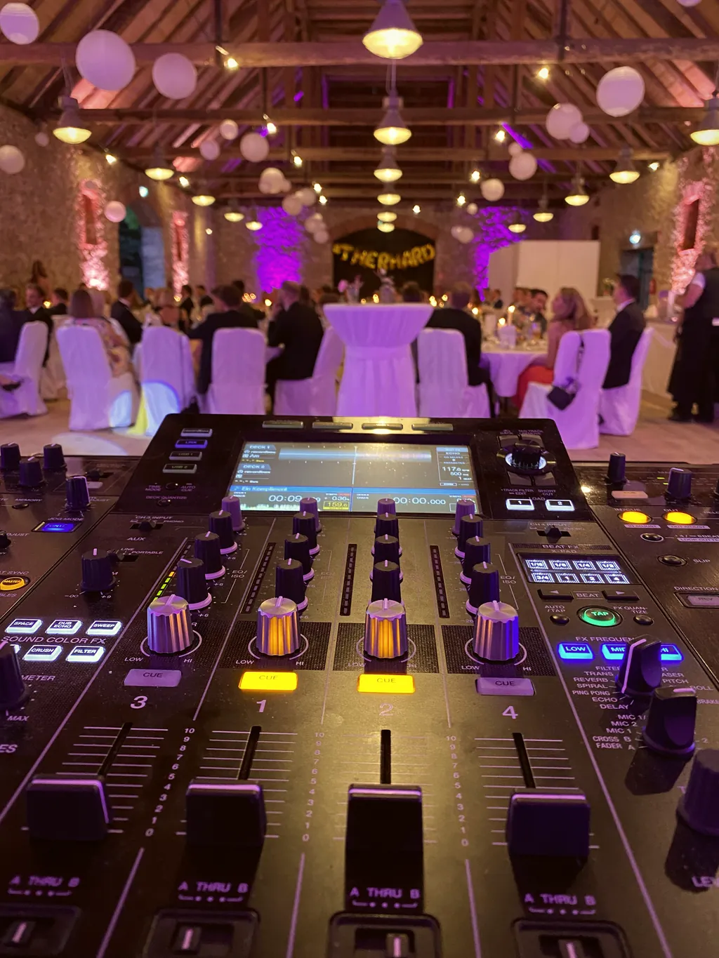 DJ-Pult im festlichen Saal des Wasserschlosses Thienhausen DJ-Pult im festlichen Saal des Wasserschlosses Thienhausen
