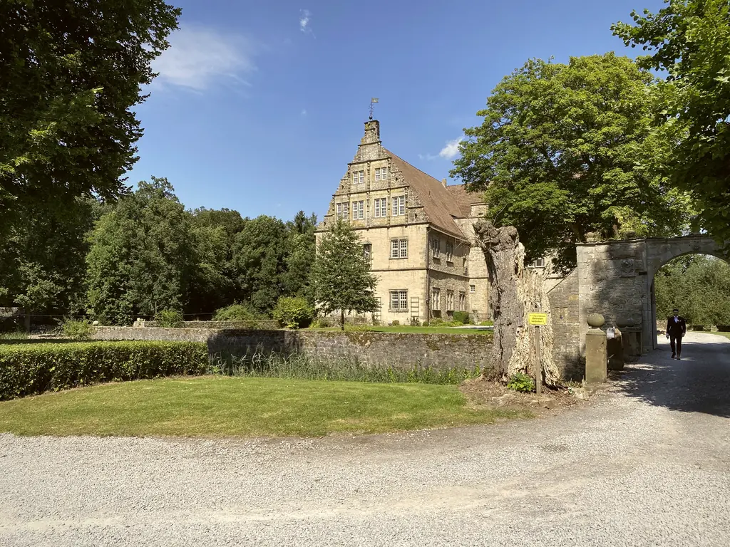 Wasserschloss Thienhausen in Steinheim mit Torbogen Wasserschloss Thienhausen in Steinheim mit Torbogen